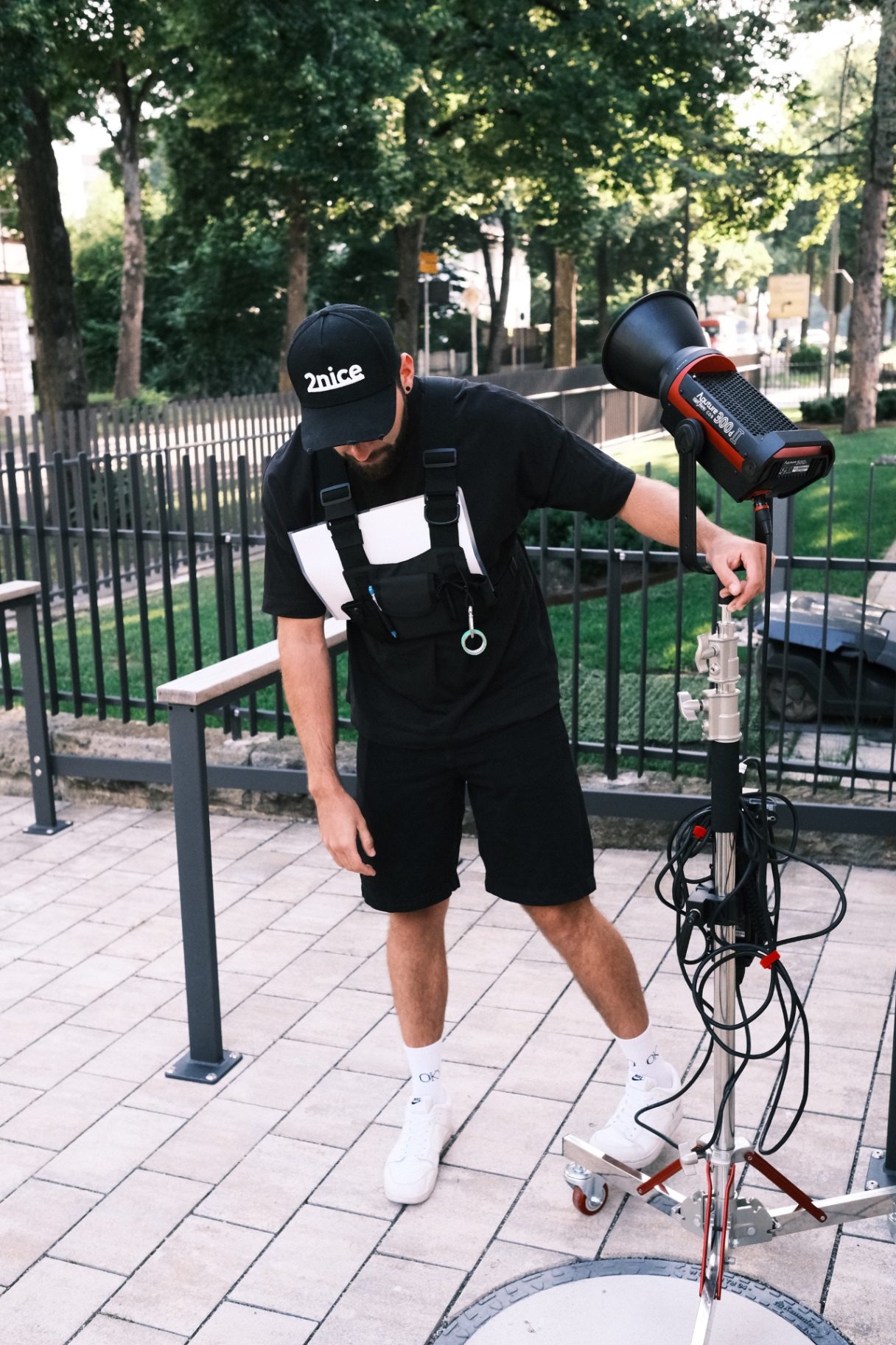Felix am Film-Set mit Monitor und Equipment