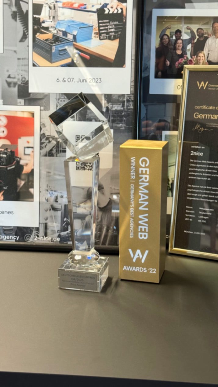Trophäen auf dem Tisch — Deutscher Agenturpreis und German Web Award