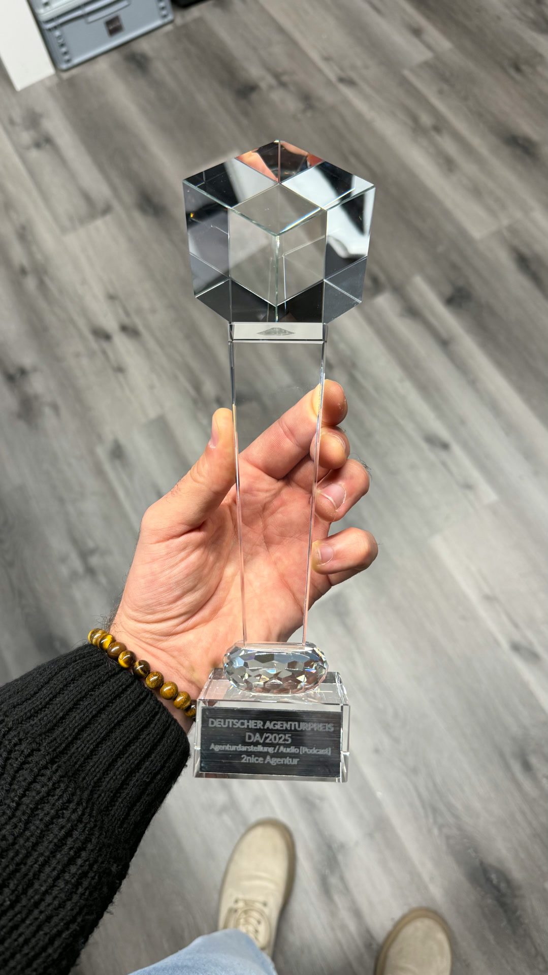 Deutscher Agenturpreis — Kristall-Pokal in Felix' Hand