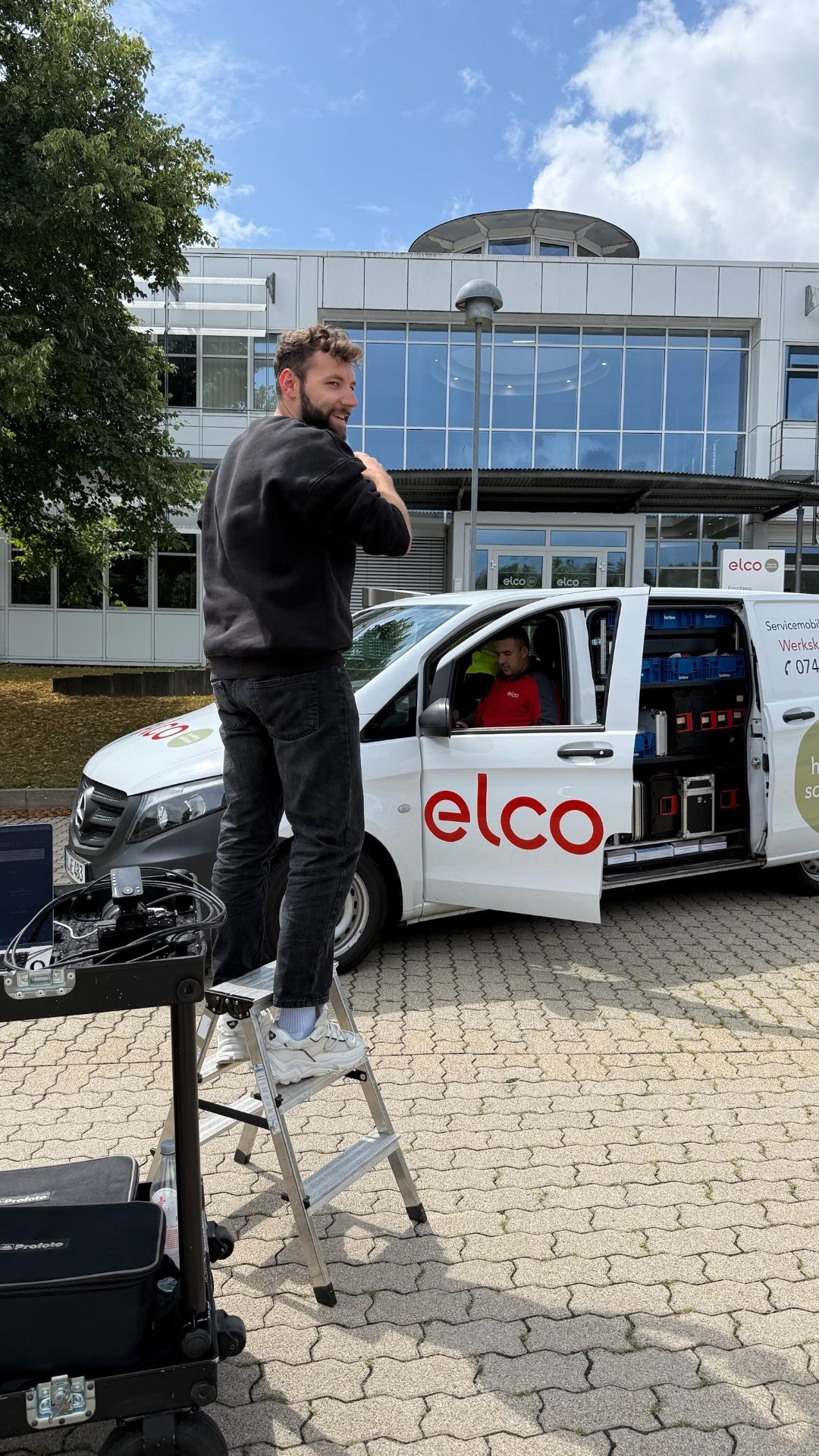 Felix beim Kunden mit dem elco-Servicemobil