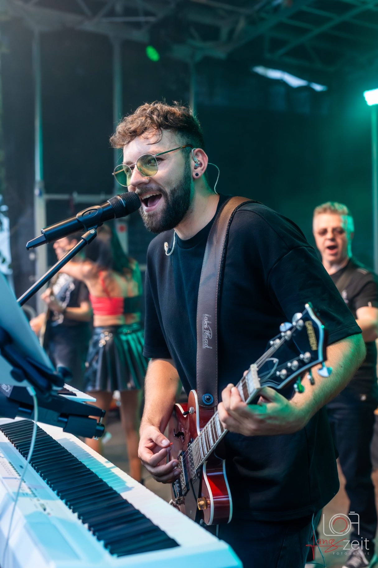 Felix als Musiker am Keyboard auf der Bühne