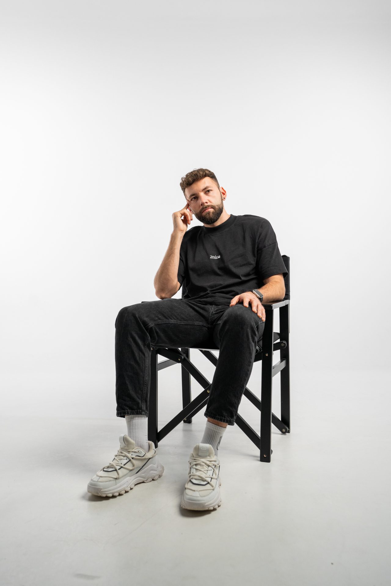 Felix Riede — Studio-Portrait im Regiestuhl