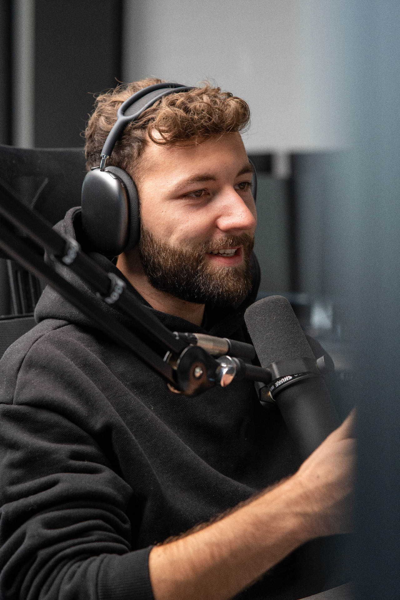 Felix mit Kopfhörern am Podcast-Mikrofon